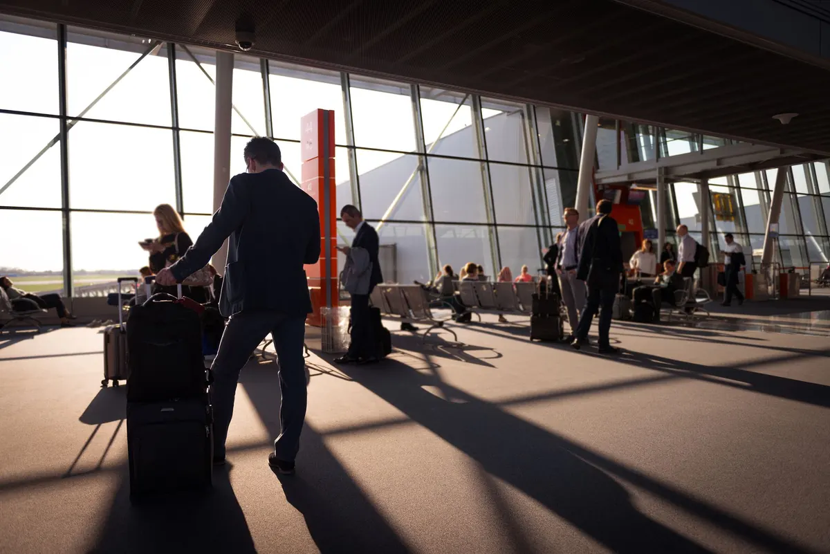Carry-On vs Checked Bag: Which Actually Costs Less in 2025?