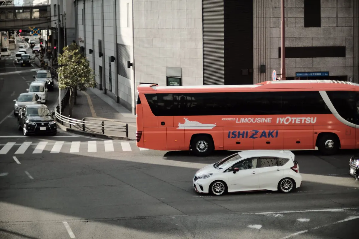 The Cheapest Ways to Get from an Airport to the City Center in Major Hubs